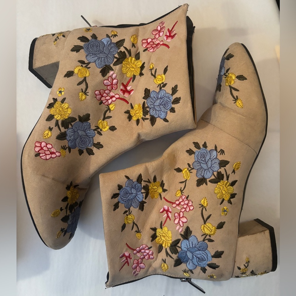 TOPSHOP Embroidered Floral Ankle Boots - Tan EU 39 / Women’s 8.5